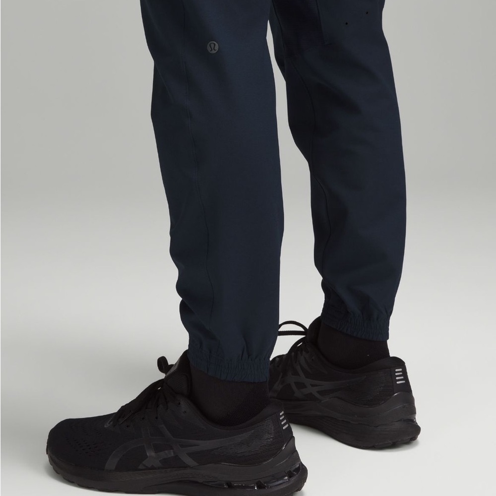 NWT Lululemon License to Train Jogger in Navy Size Medium - Picture 7 of 10